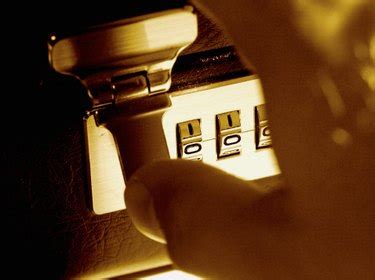 How to Reset the Combination on a Vaultz Case.